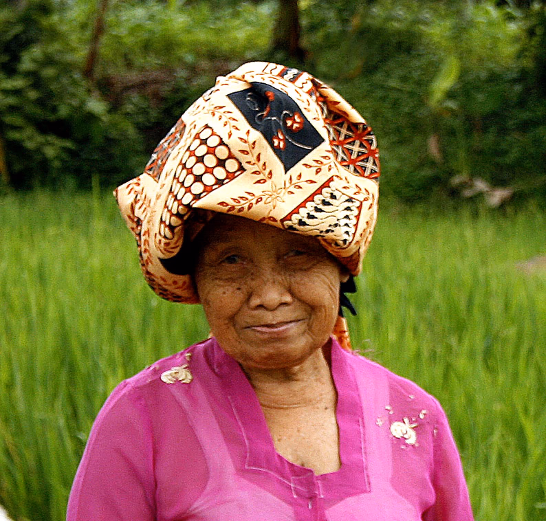 Nenek lansia tersenyum hangat penuh ketulusan di panti jompo